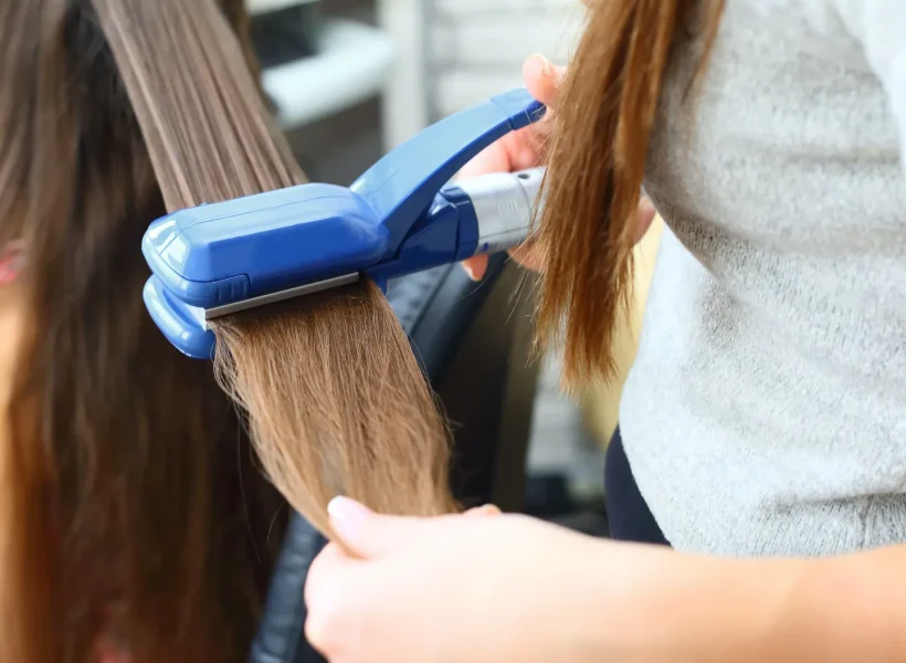 hairdresser-hairstyle-models-using-the-straightener